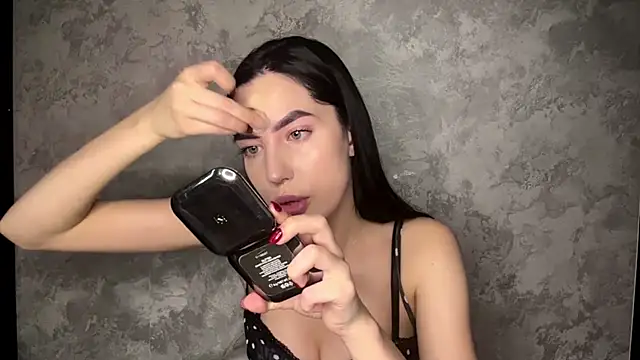 Snapshot of Ailish_Loveee chatting on 06-19-26, 03:27 Ailish Loveee online show from 06-19-26, 03:27