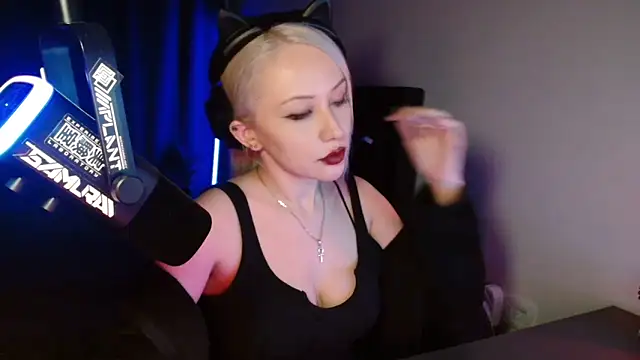 Snapshot of roxxyrowe chatting on 06-13-26, 01:36 roxxyrowe online show from 06-13-26, 01:36