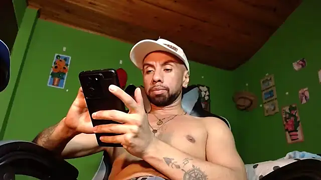 Snapshot of Arian_Pervert chatting on 02-15-25, 05:07 Arian Pervert online show from 02-15-25, 05:07