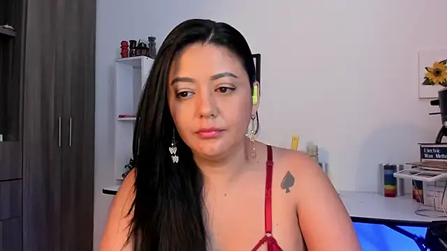 LauraToro  online show from 06-13-26, 09:13