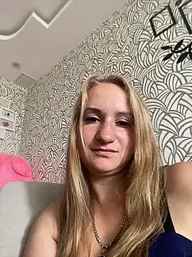 Snapshot of Emilia_kis chatting on 06-13-26, 09:40 Emilia kis online show from 06-13-26, 09:40