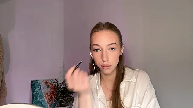 Snapshot of TraceyHowey chatting on 06-14-26, 08:27 TraceyHowey online show from 06-14-26, 08:27