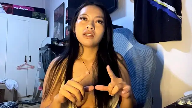 CassandraFlatt online show from 06-13-26, 02:04