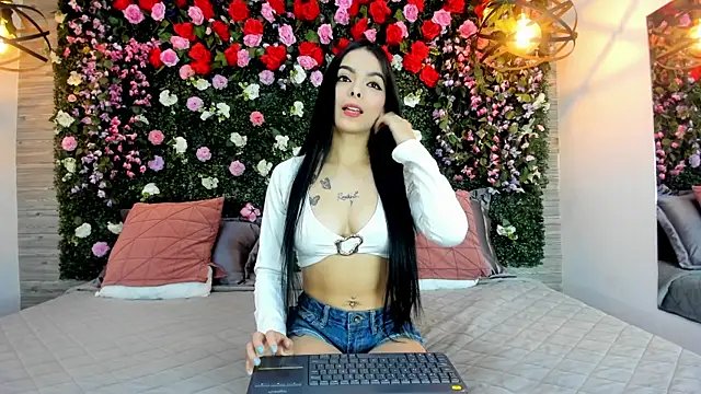 Snapshot of BelaPoncee chatting on 06-14-26, 01:24 BelaPoncee online show from 06-14-26, 01:24