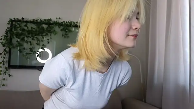 Snapshot of Emily_Miu chatting on 06-16-26, 02:58 Emily Miu online show from 06-16-26, 02:58