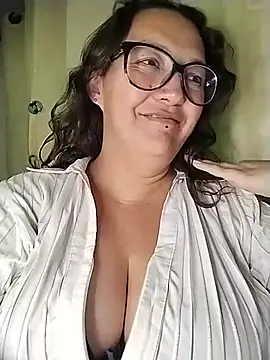 Snapshot of _Saraqueen-- chatting on 06-25-26, 05:12 Saraqueen-- online show from 06-25-26, 05:12