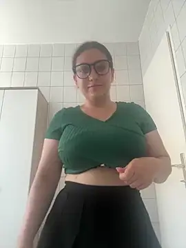 Snapshot of -Malina- chatting on 06-21-26, 01:24 -Malina- online show from 06-21-26, 01:24