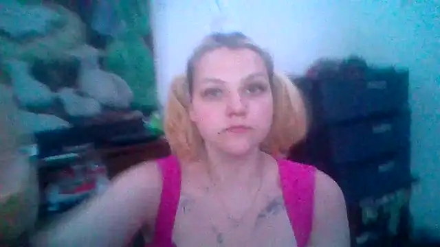 Snapshot of Elliebellie1 chatting on 06-18-26, 03:27 Elliebellie1 online show from 06-18-26, 03:27