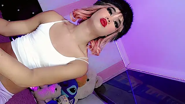 Snapshot of HeidiVanessa chatting on 07-20-26, 01:02 HeidiVanessa online show from 07-20-26, 01:02