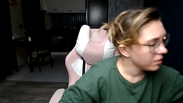 Reginasmilee online show from 09-28-25, 11:32