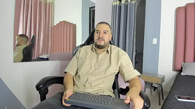 Snapshot of Nicola_D_Angelo chatting on 07-25-26, 08:39 Nicola D Angelo online show from 07-25-26, 08:39
