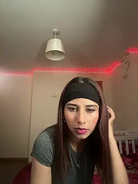 Snapshot of NextDoorMolly chatting on 07-17-26, 04:34 NextDoorMolly online show from 07-17-26, 04:34