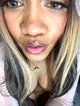 Snapshot of riri_brunnete chatting on 12-04-24, 02:26 riri brunnete online show from 12-04-24, 02:26