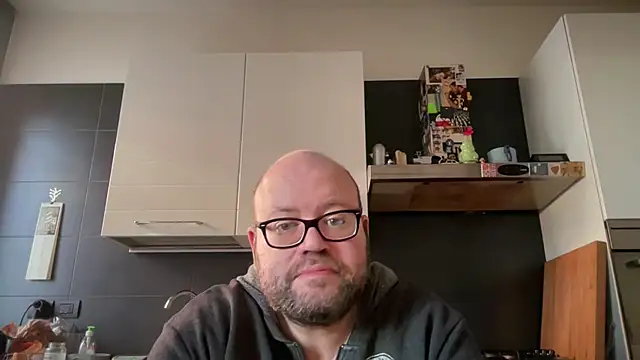 Snapshot of theitalianbear chatting on 12-18-24, 02:28 theitalianbear online show from 12-18-24, 02:28