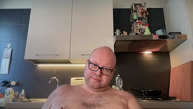 Snapshot of theitalianbear chatting on 02-05-25, 08:32 theitalianbear online show from 02-05-25, 08:32