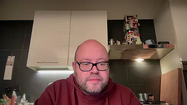 Snapshot of theitalianbear chatting on 02-19-25, 04:55 theitalianbear online show from 02-19-25, 04:55