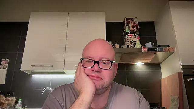 Snapshot of theitalianbear chatting on 03-15-25, 01:08 theitalianbear online show from 03-15-25, 01:08