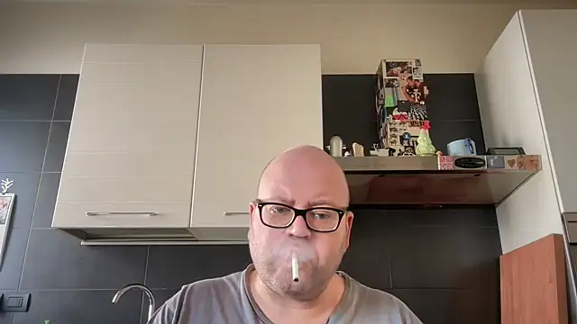 Snapshot of theitalianbear chatting on 03-15-25, 12:45 theitalianbear online show from 03-15-25, 12:45