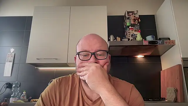 Snapshot of theitalianbear chatting on 03-23-25, 06:37 theitalianbear online show from 03-23-25, 06:37