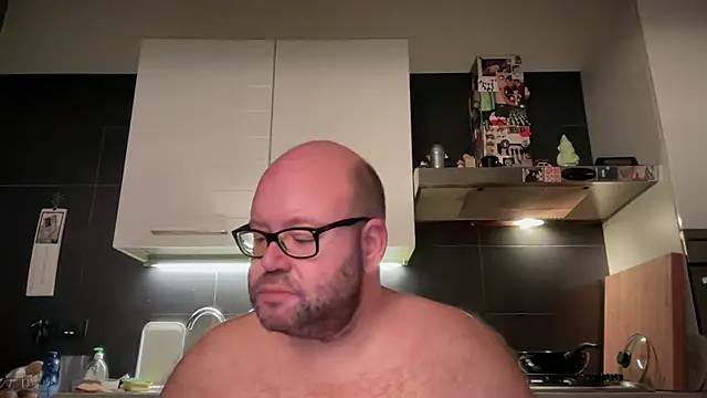 Snapshot of theitalianbear chatting on 09-18-25, 02:57 theitalianbear online show from 09-18-25, 02:57