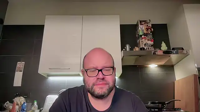 Snapshot of theitalianbear chatting on 10-16-25, 02:23 theitalianbear online show from 10-16-25, 02:23