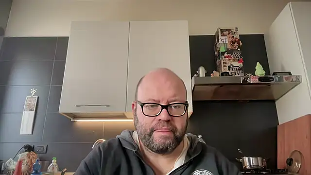 Snapshot of theitalianbear chatting on 10-17-25, 10:07 theitalianbear online show from 10-17-25, 10:07