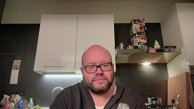 Snapshot of theitalianbear chatting on 10-18-25, 04:15 theitalianbear online show from 10-18-25, 04:15