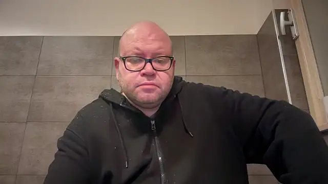 Snapshot of theitalianbear chatting on 10-22-25, 04:02 theitalianbear online show from 10-22-25, 04:02