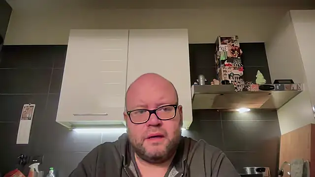 Snapshot of theitalianbear chatting on 11-28-25, 05:21 theitalianbear online show from 11-28-25, 05:21