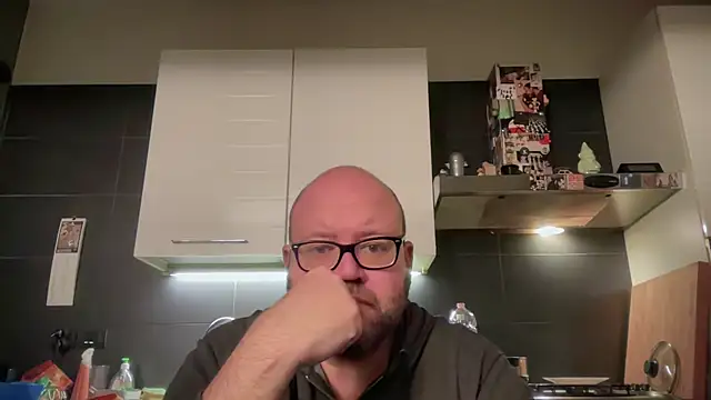 Snapshot of theitalianbear chatting on 11-30-25, 02:48 theitalianbear online show from 11-30-25, 02:48