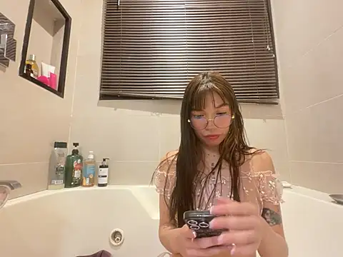 Snapshot of RENESME_E chatting on 08-05-26, 01:52 RENESME E online show from 08-05-26, 01:52