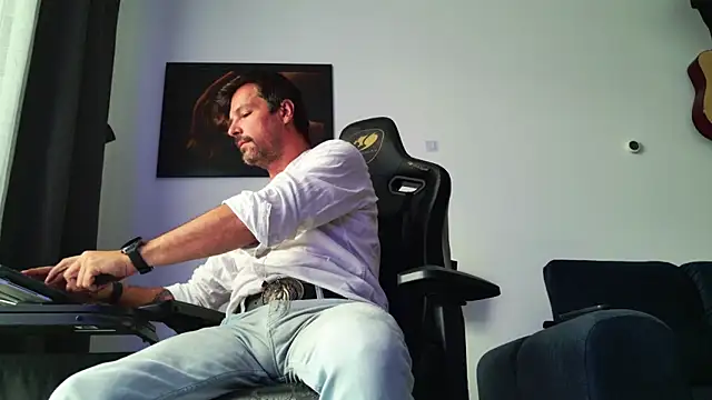 Snapshot of ChrisKox chatting on 07-13-26, 04:04 ChrisKox online show from 07-13-26, 04:04