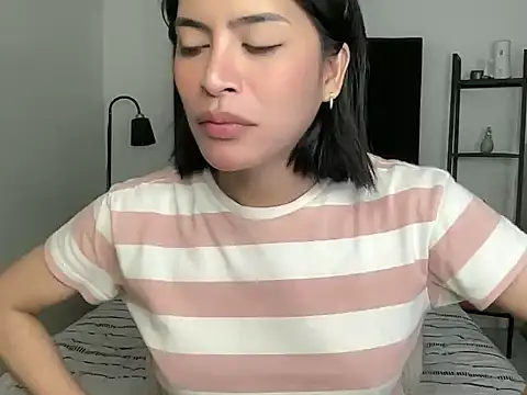 Snapshot of your_bianca69 chatting on 10-28-25, 05:44 your bianca69 online show from 10-28-25, 05:44