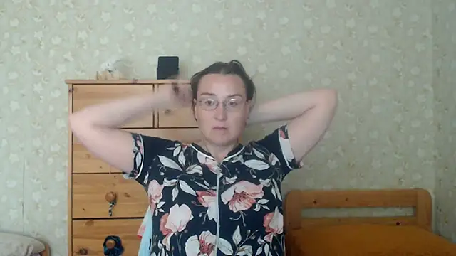 Snapshot of Smart_Rose chatting on 06-20-26, 04:37 Smart Rose online show from 06-20-26, 04:37
