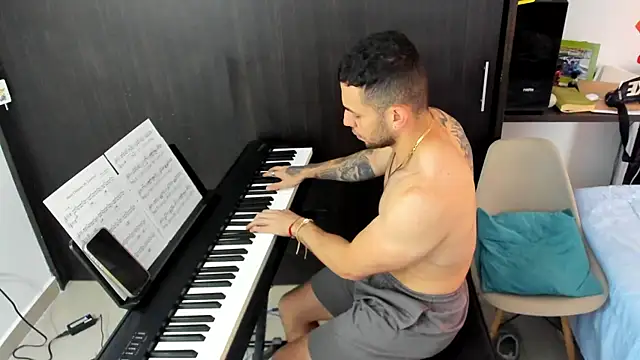 Snapshot of logan_smith chatting on 12-18-25, 12:33 logan smith online show from 12-18-25, 12:33