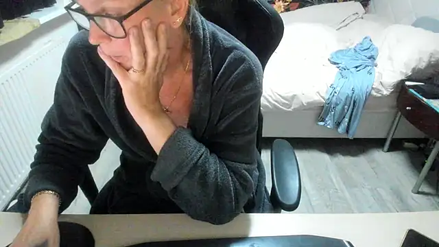 minoesje37 online show from 09-14-25, 07:02