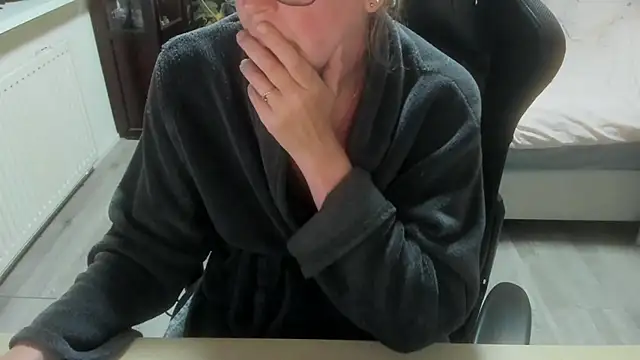 minoesje37 online show from 04-20-26, 07:48