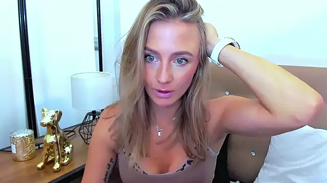 Snapshot of LenaCUTE chatting on 10-10-25, 06:40 LenaCUTE online show from 10-10-25, 06:40