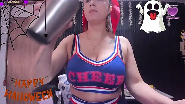 Snapshot of lalanaughty chatting on 10-31-25, 01:01 lalanaughty online show from 10-31-25, 01:01