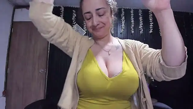 Snapshot of lalanaughty chatting on 01-10-26, 11:01 lalanaughty online show from 01-10-26, 11:01