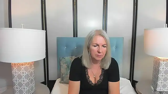 Snapshot of EricaTop chatting on 10-13-25, 04:18 EricaTop online show from 10-13-25, 04:18