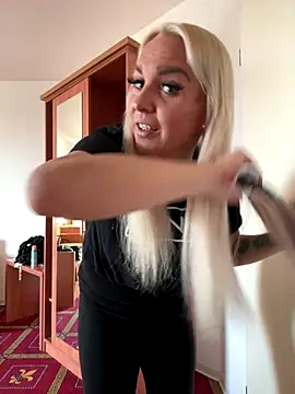 Snapshot of MIA-XXX chatting on 09-25-25, 06:28 MIA-XXX online show from 09-25-25, 06:28