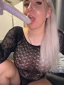 Snapshot of MIA-XXX chatting on 11-12-25, 05:35 MIA-XXX online show from 11-12-25, 05:35