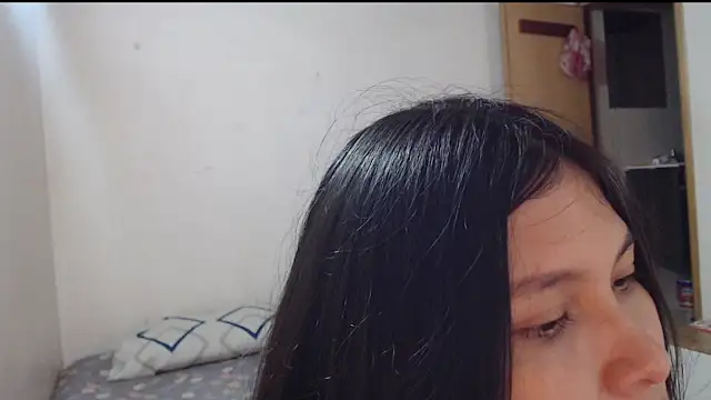 Snapshot of evolet01 chatting on 10-22-25, 05:34 evolet01 online show from 10-22-25, 05:34