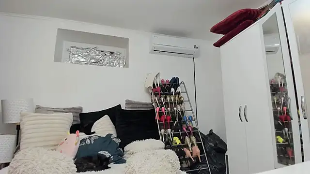 juliahayessxx online show from 10-10-25, 07:35