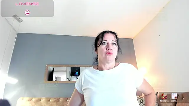 Snapshot of LADY_HELLEN chatting on 05-27-26, 07:00 LADY HELLEN online show from 05-27-26, 07:00
