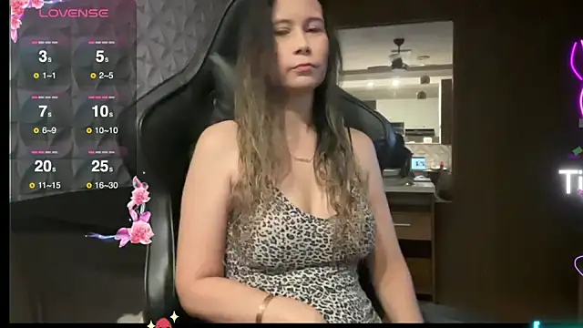 Snapshot of Leilacharlotte chatting on 12-14-25, 12:38 Leilacharlotte online show from 12-14-25, 12:38