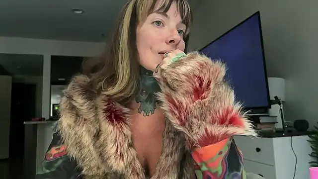 Snapshot of airgeadx chatting on 10-21-25, 08:20 airgeadx online show from 10-21-25, 08:20