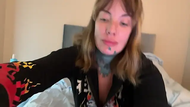 Snapshot of airgeadx chatting on 11-17-25, 07:41 airgeadx online show from 11-17-25, 07:41