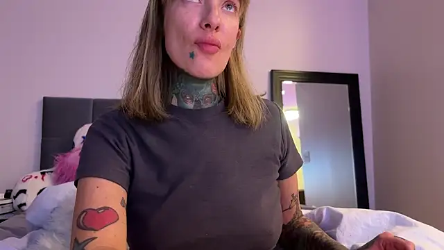 Snapshot of airgeadx chatting on 11-22-25, 10:31 airgeadx online show from 11-22-25, 10:31